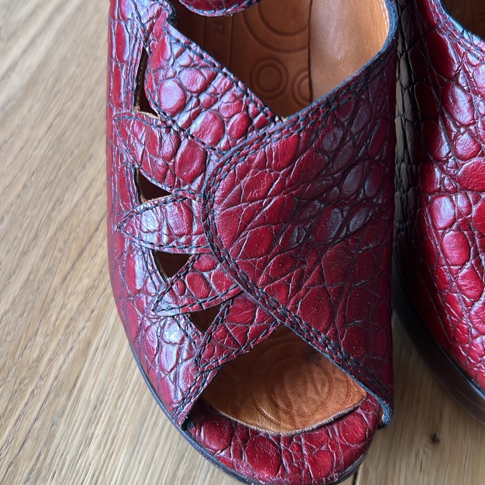 Chi Mihara Embossed Leather Deep Red Platform heels Size 7 1/2 Made in Spain - Picture 12 of 12